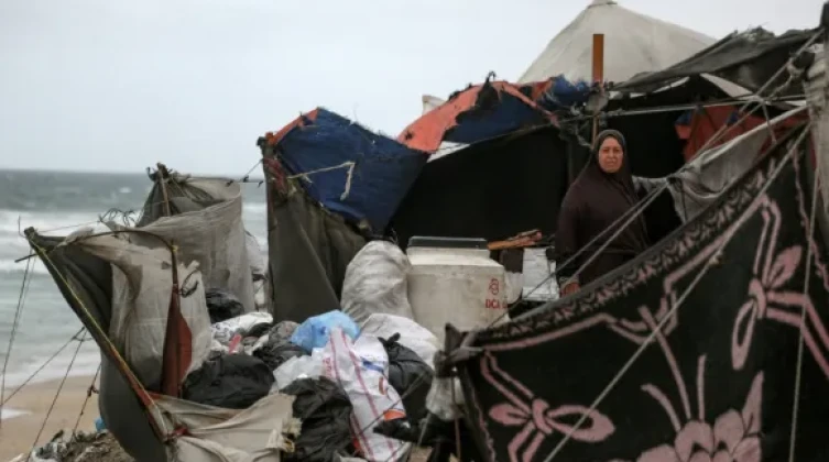 3 وفيات بانهيار جرف بحري على خيام نازحين في مواصي خان يونس