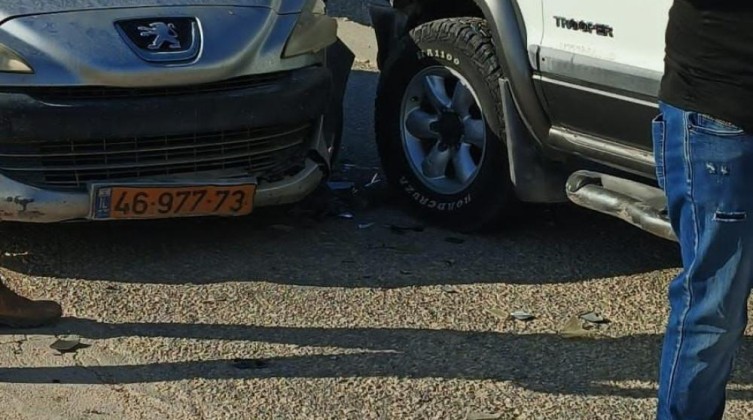 مستوطن يُعرقل حركة المركبات في عرب الزويدين جنوب الخليل