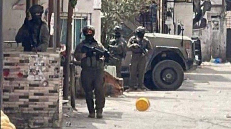 الاحتلال يداهم منازل المواطنين عقب اقتحامها حوسان غرب بيت لحم