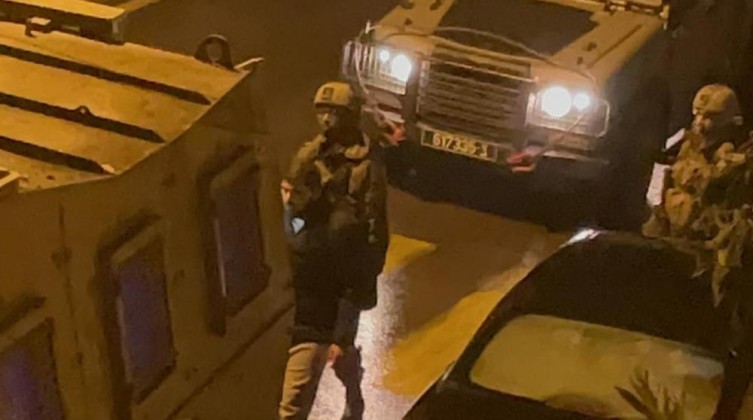 الاحتلال يعتقل 18 مواطنًا من دورا ويداهم منازل في مدينة الخليل وقرية البرج