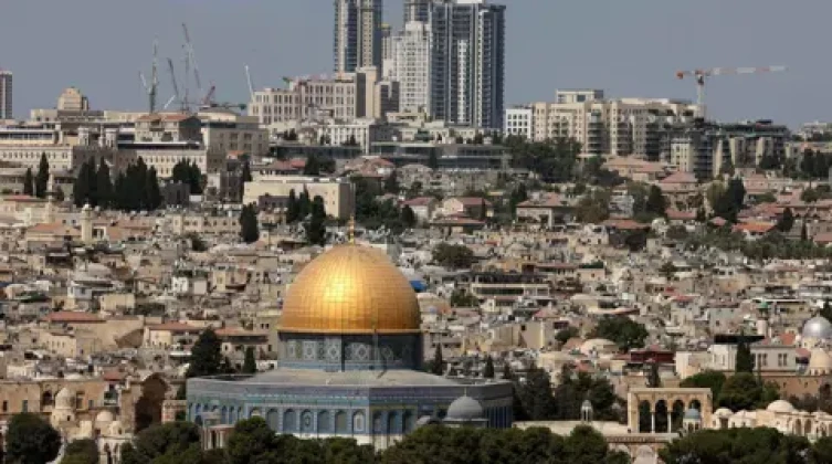 محافظ القدس يحذر من خطورة قانون يسمح لليهود التملك في الضفة