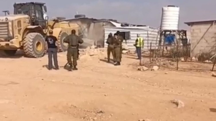 الاحتلال يشرع بهدم مساكن ومنشآت زراعية في مسافر يطا