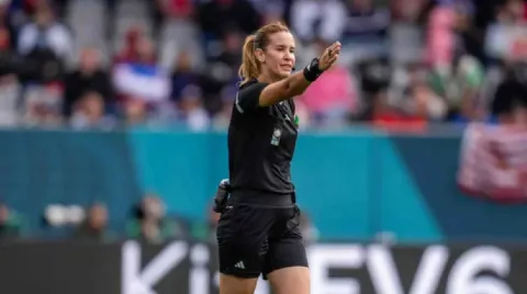 اعتزال مفاجئ لأشهر حكمة مغربية وسط اتهامات