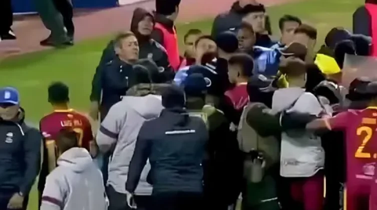 بالفيديو: مباراة كرة قدم تتحول إلى معركة