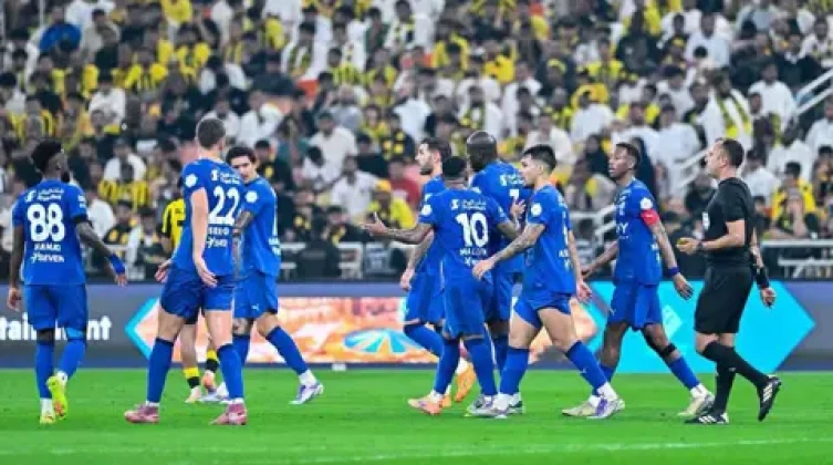 الهلال السعودي يخسر "الصخرة" أمام الفتح