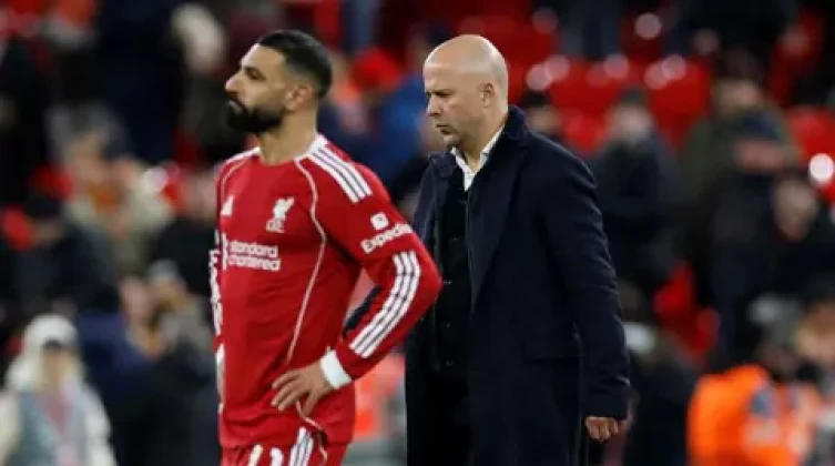 سلوت على حافة الإقالة بعد هزيمة ليفربول الثقيلة أمام آيندهوفن