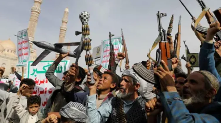 إعلام عبري: الحوثيون يبلغون حماس بتجميد الهجمات على إسرائيل