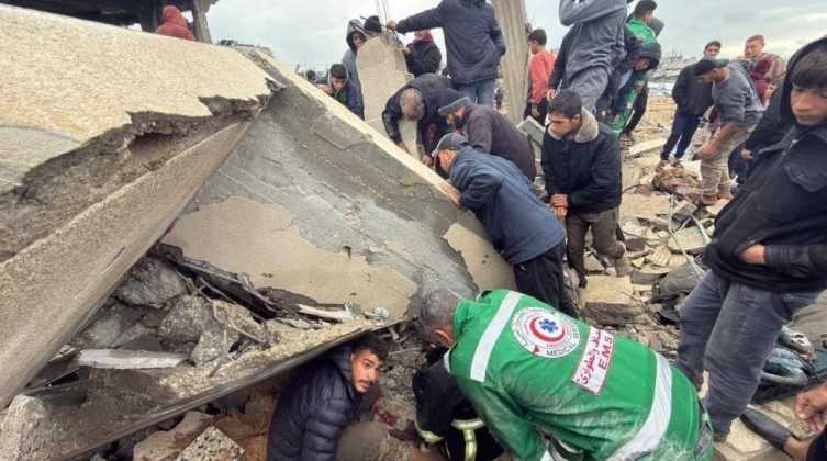بدء عملية انتشال جثامين 55 شهيدًا من تحت أنقاض منازل بخانيونس