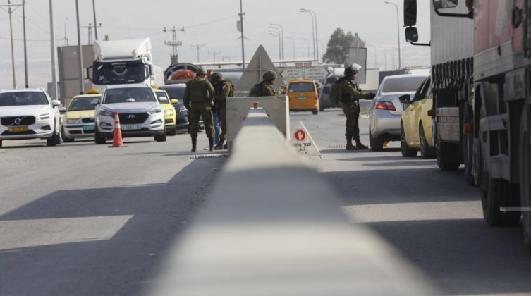 الاحتلال يغلق مدخلي عطارة وروابي شمال رام الله