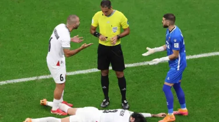 محمد صالح يرد بقوة على حكم مباراة فلسطين والسعودية