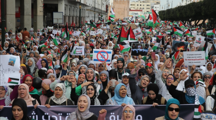 آلاف المغاربة يخرجون في مسيرة بطنجة دعمًا لغزة ورفضًا للتطبيع