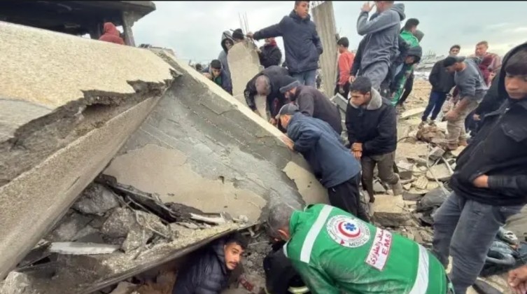 5 شهداء جراء انهيار منزل في حي الشيخ رضوان بغزة