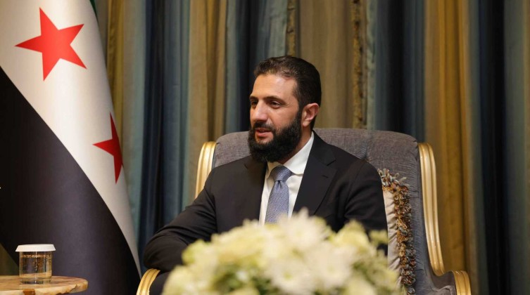 بالصور: الشرع يلتقي رياض حجاب في الدوحة