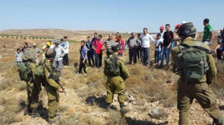 مستوطنون يهاجمون مركبات المواطنين على جسر عطارة شمال رام الله