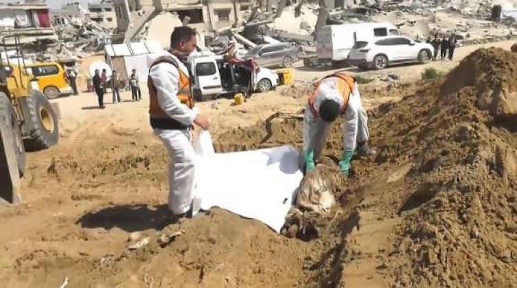 الدفاع المدني ينتشل جثمان شهيد من شمال غزة