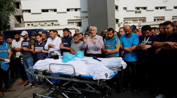 مراسلون بلا حدود: 67 صحفيًا قتلوا خلال سنة نصفهم بغزة