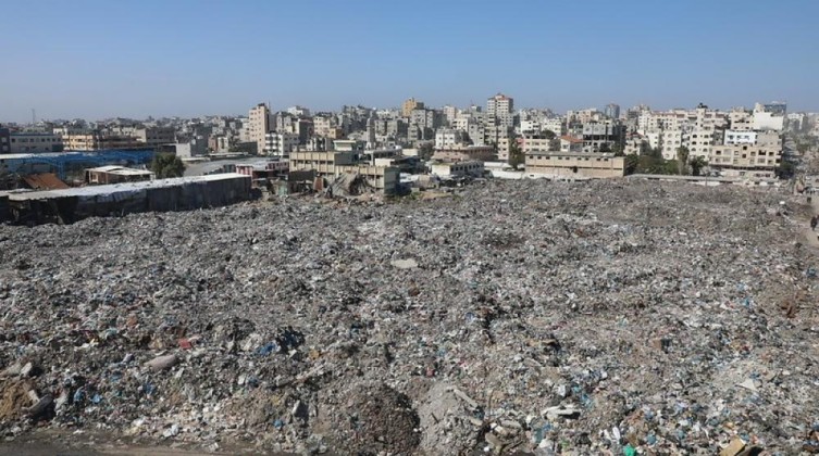 بلدية غزة تحذر من كارثة صحية وبيئية وشيكة بسبب نفاد الوقود