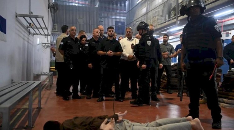 استشهاد 110 أسرى فلسطينيين في سجون الاحتلال