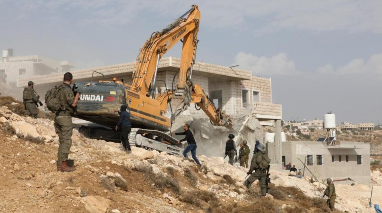 الاحتلال يهدم 3 منازل غرب يطا جنوب الخليل