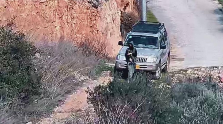 مستوطنون يفتحون طريقًا ترابيًا قرب منازل المواطنين شمال رام الله