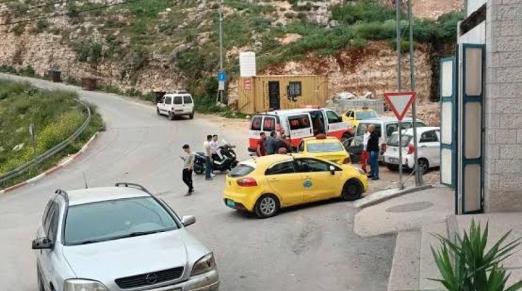 إصابة شاب جراء دهسه بمركبة مستوطن شرق نابلس