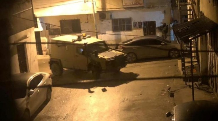 الاحتلال يداهم منزلًا ويستولي على مقتنياته في نابلس
