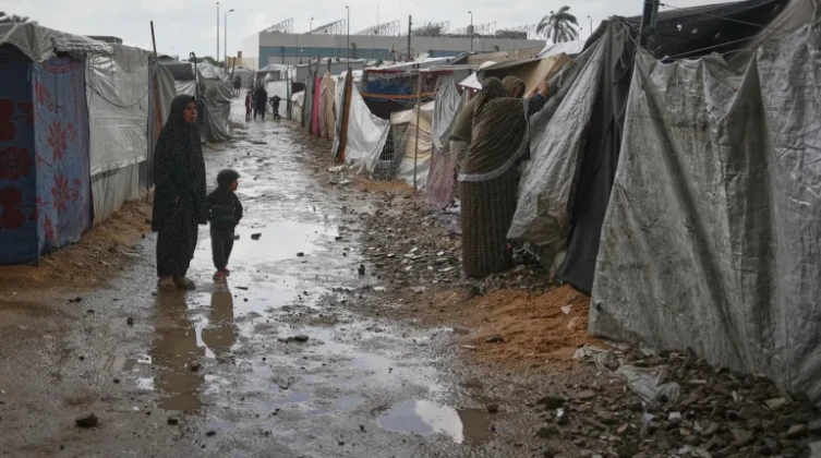 التنمية بغزة تُعلن الطوارئ وتحذّر من غرق الخيام مع المنخفض المقبل