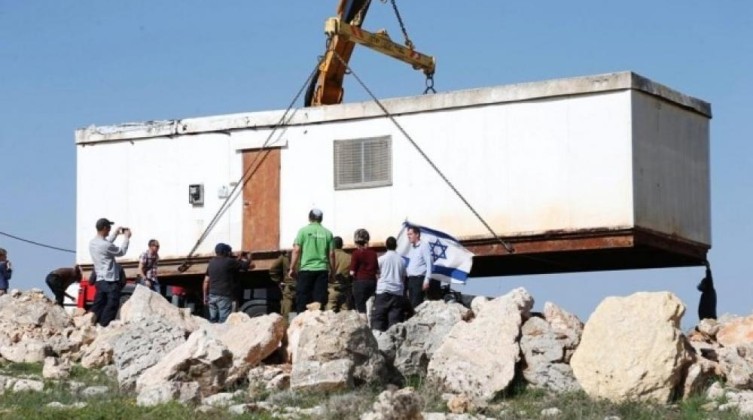 مستوطنون يقيمون بيوتًا متنقلة شرق رام الله