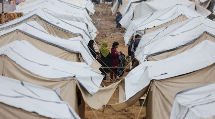 غزة: الأمطار تُغرق خيام النازحين وقسم الاستقبال بمستشفى الشفاء