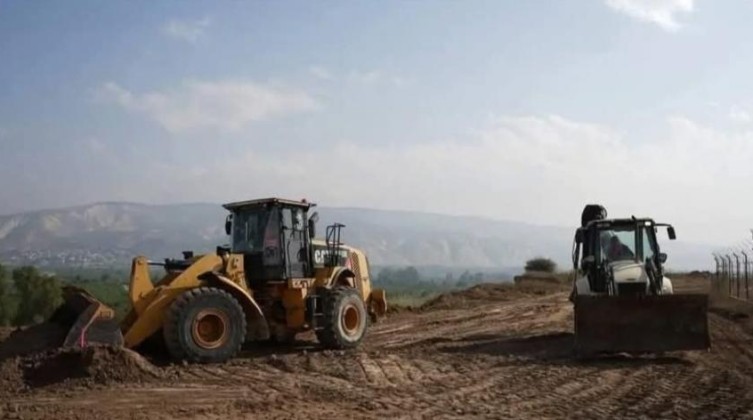 الاحتلال يشرع بالبناء في الموقع الجديد لحاجز الحمرا بالأغوار