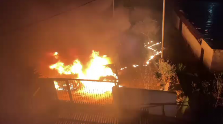 مستوطنون يحرقون مركبتين ويخطون شعارات عنصرية شرق رام الله