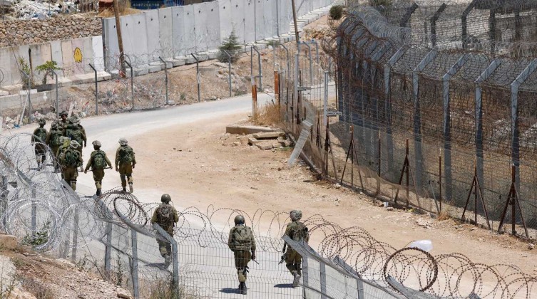 جيش الاحتلال يتوغل في بلدة سورية ويقيم حاجزاً عسكرياً