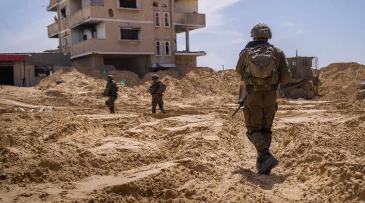 إسرائيل توقف مؤقتًا بعض أنشطتها العسكرية في غزة