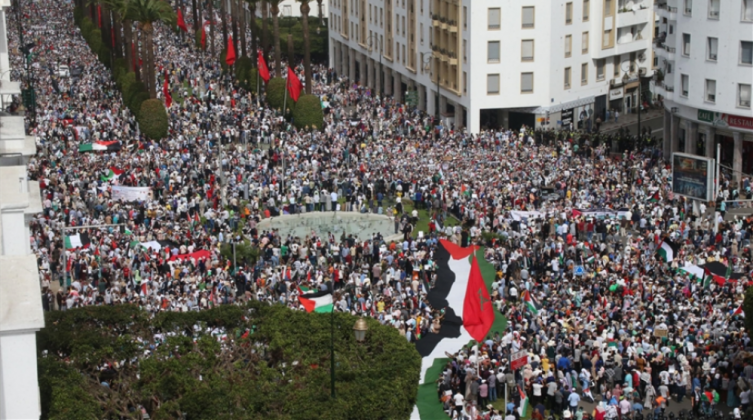 آلاف المغاربة يتظاهرون في طنجة دعمًا لغزة