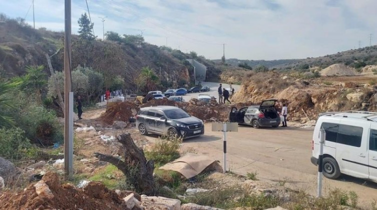الاحتلال يواصل إغلاق بلدة الزاوية غربي سلفيت بالسواتر التربية