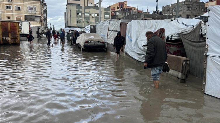 المنخفضات الجوية تفاقم مأساة النازحين في غزة وتدمر خيامهم