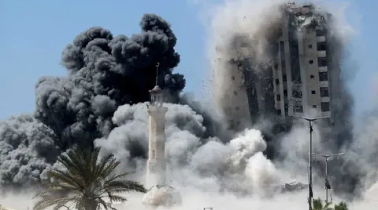 الجيش الإسرائيلي ينسف مربعات سكنية ويكثّف قصفه شرقي غزة