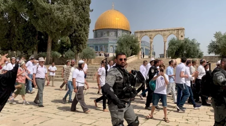 72 مستوطنًا يقتحمون باحات الأقصى