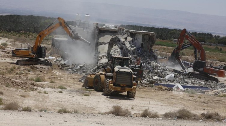 الاحتلال يهدم "فيلاتين" شرقي أريحا ويخطر بهدم ثالثة