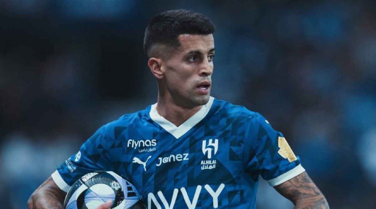 كانسيلو يقترب من العودة إلى برشلونة