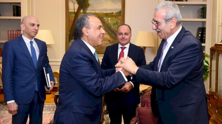 بالصور: وزير الخارجية المصري يستقبل رئيس لجنة إدارة غزة