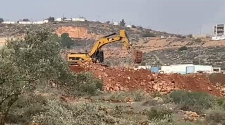 الاحتلال يواصل تجريف أراضٍ واقتلاع أشجار شمال رام الله