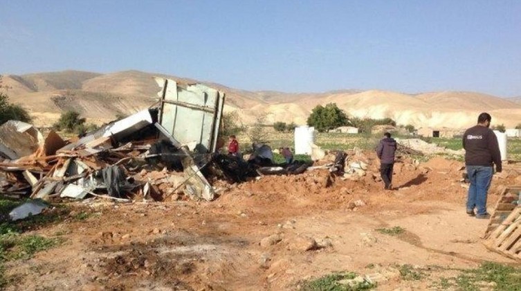 الاحتلال يهدم كوخًا زراعيًا ويخطر بوقف بناء غرفتين في بتير