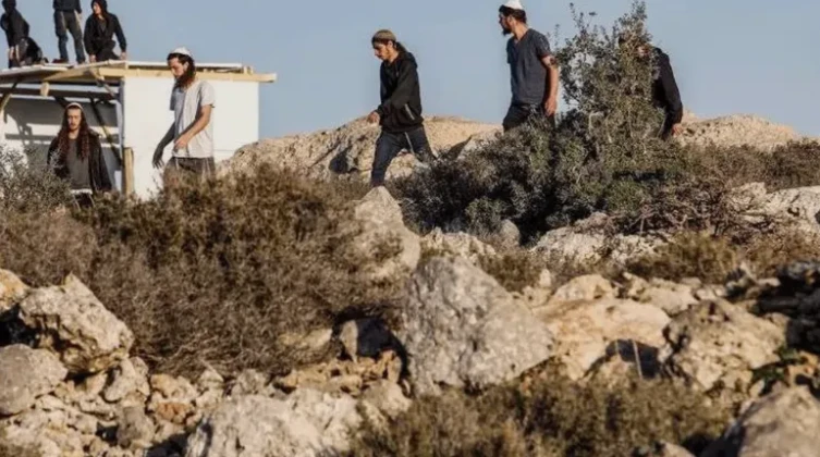 مستوطنون يواصلون أعمال التجريف قرب أحد المنازل شمال رام الله