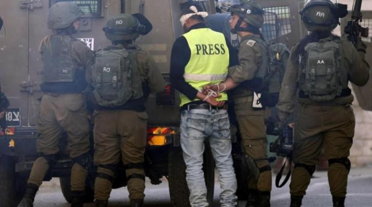 قوات الاحتلال تحتجز صحفيين خلال اقتحامات نابلس