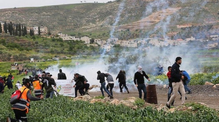 الاحتلال يعتقل مواطنة ومتضامنا أجنبيا شرق رام الله