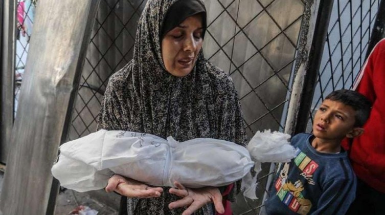 "الغارديان": حرب غزة تستهدف الأمهات والمواليد وتهدد مستقبل الفلسطينيين