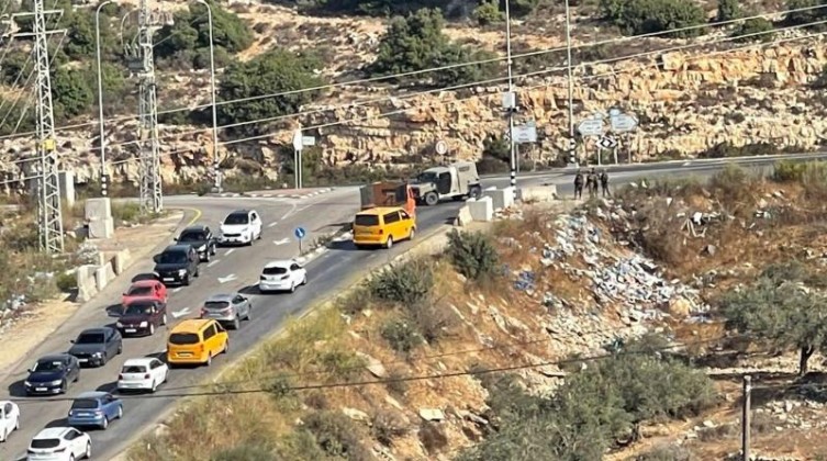 الاحتلال يغلق بوابتي عطارة وينصب حاجزًا شمال رام الله