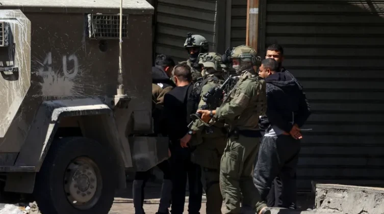 الاحتلال يشن حملة اعتقالات ومداهمات واسعة بالضفة