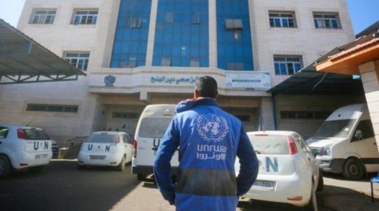 حماس تستنكر قرار الأونروا إنهاء عقود موظفيها العالقين خارج غزة
